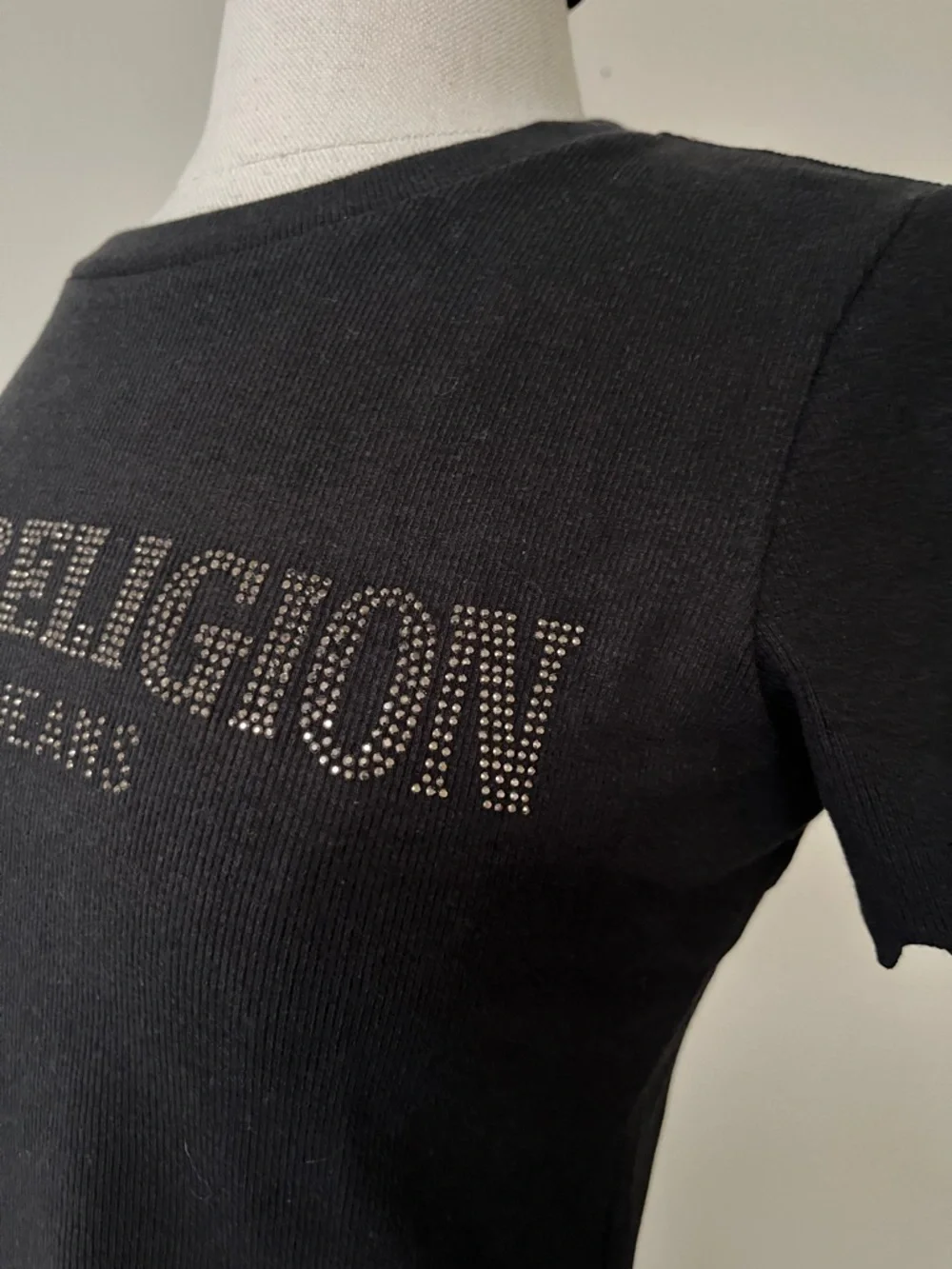 NWT True Religion Women’s Black Ribbed Short Sleeve Shirt, size Small - Picture 3 of 3